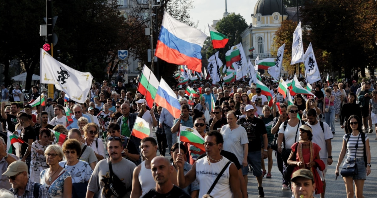 da svalim ursulite protest sresthu evroto s ruski znamena poiska ostavka na pravitelstvoto 2 https://netnews.bg/wp-content/uploads/2025/09/da-svalim-ursulite-protest-sresthu-evroto-s-ruski-znamena-poiska-ostavka-na-pravitelstvoto-2.jpg