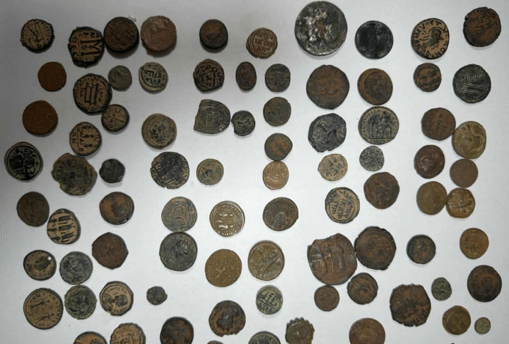 На Лесово задържаха близо 1900 антични монети, части от старинни накити и предмети 3 https://netnews.bg/wp-content/uploads/2025/09/image-35.png image 36 https://netnews.bg/wp-content/uploads/2025/09/image-35.png