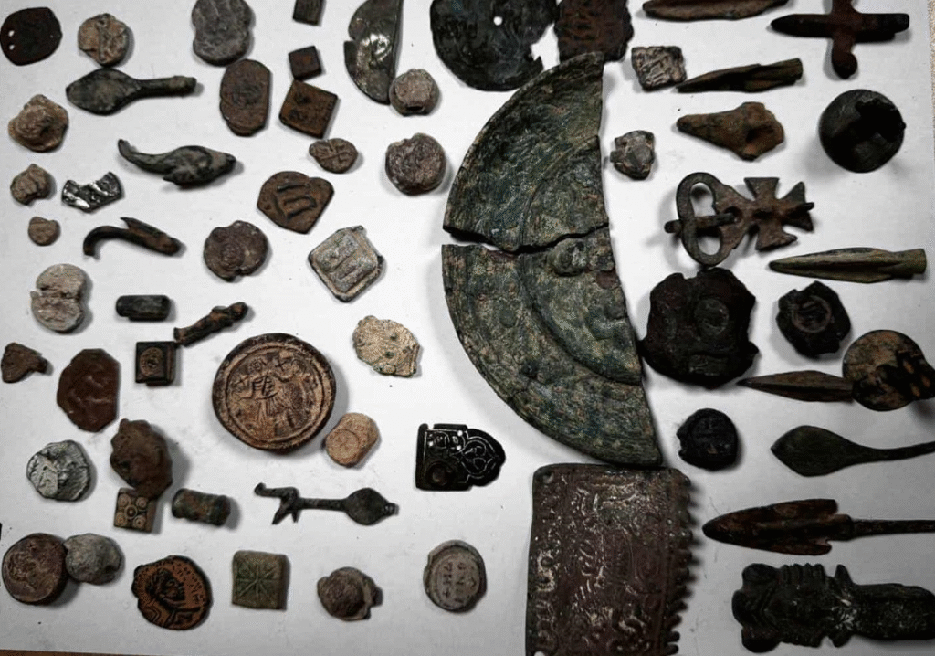 На Лесово задържаха близо 1900 антични монети, части от старинни накити и предмети 5 https://netnews.bg/wp-content/uploads/2025/09/image-35.png image 38 https://netnews.bg/wp-content/uploads/2025/09/image-35.png