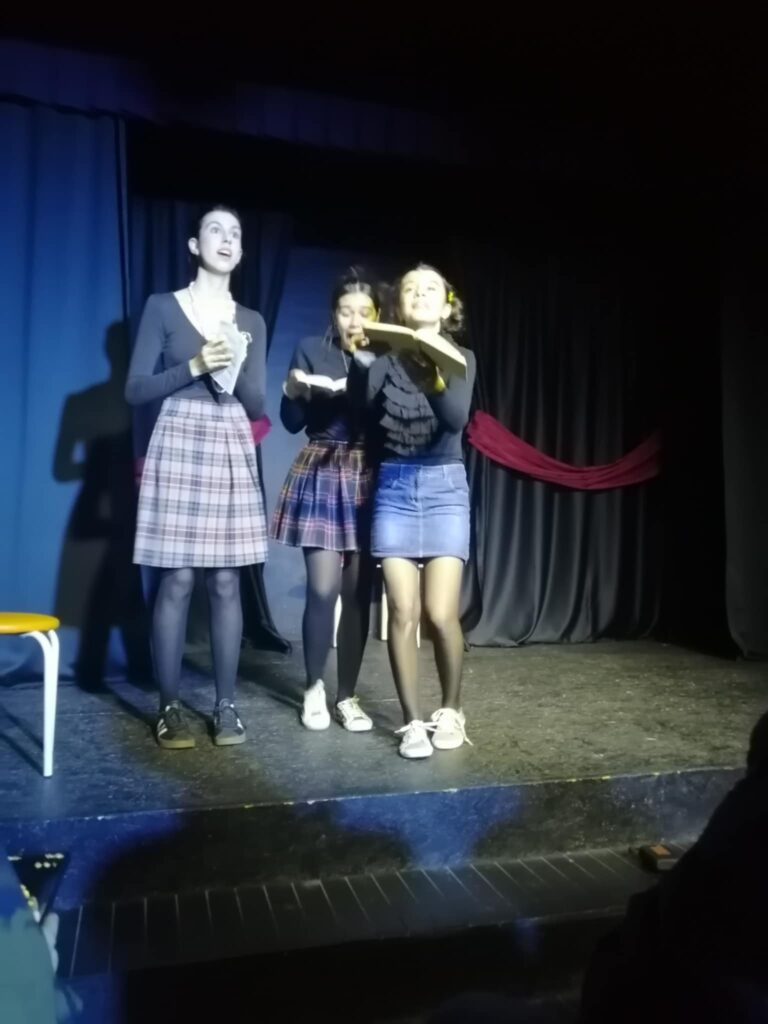 Младите ямболски театрали от „Палечко“ възкресиха „добрия мир на Добромир“ в поетичен рецитал в памет на Добромир Тонев 8 https://netnews.bg/wp-content/uploads/2025/12/593790613_1284315947060208_2942909672219778369_n.jpg 9449e9d8 fab6 4bd9 a799 62b390c0796d https://netnews.bg/wp-content/uploads/2025/12/593790613_1284315947060208_2942909672219778369_n.jpg