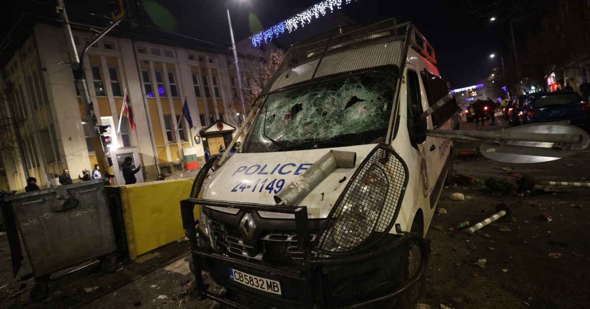 hora s maski i policzejsko bezdejstvie kak mirniyat protest eskalira 2 https://netnews.bg/wp-content/uploads/2025/12/hora-s-maski-i-policzejsko-bezdejstvie-kak-mirniyat-protest-eskalira-2.jpg