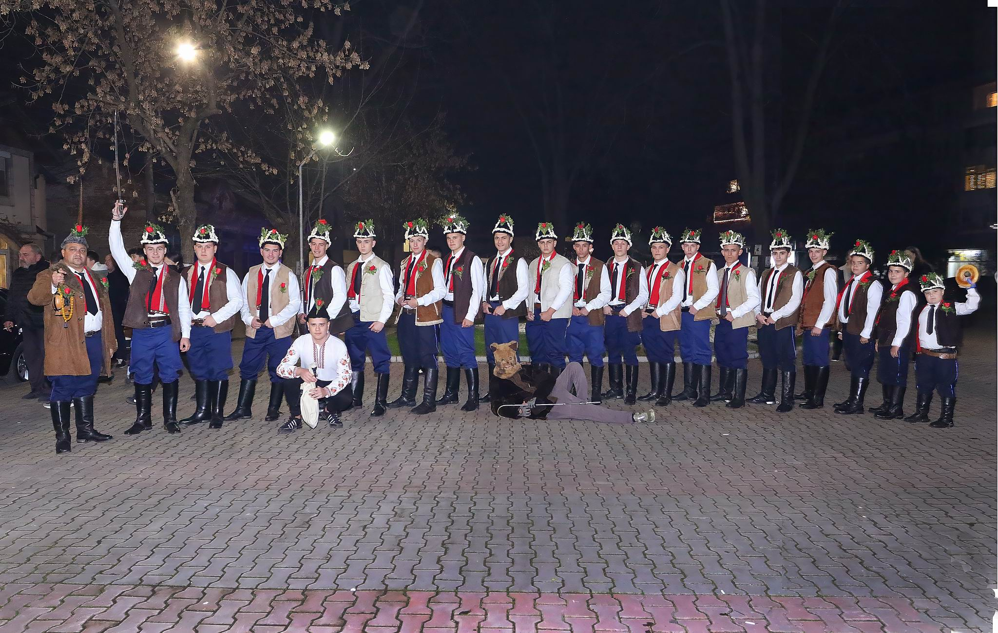 С уникалния коледарски буенек възвестиха началото на коледните празници в Ямбол 1 https://netnews.bg/wp-content/uploads/2025/12/image-82.png image 82 https://netnews.bg/wp-content/uploads/2025/12/image-82.png