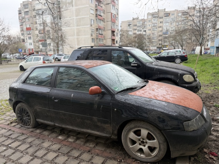 Община Ямбол продължава с мерките за премахване на изоставени автомобили