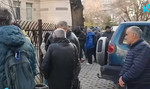 Напрежение и шумни скандали пред служба „Миграция” в Пловдив. Хората спят по колите и чакат