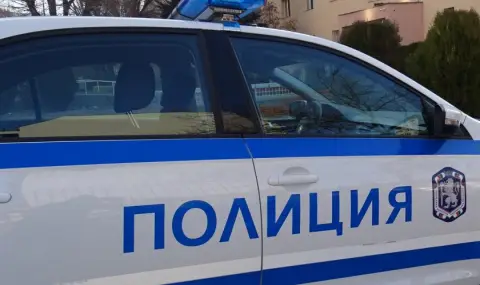 Автобус потегли сам и се заби в паркирани патрулки пред полицията в Горна Оряховица