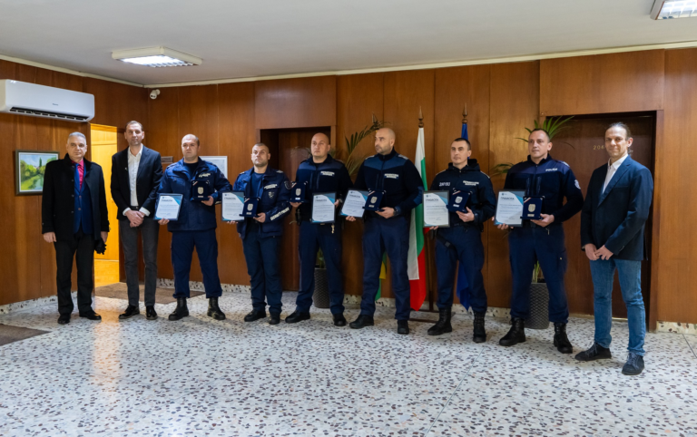 Отличиха с почетен знак „Герб на община Ямбол“ седем полицаи и гражданин, спасили дете в к-с „Златен рог“