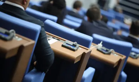 Парламентът в числа: Най-много юристи и финансисти сред депутатите