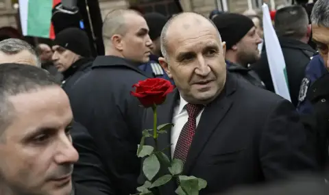 Радев: Обещанията за „златен дъжд от инвестиции” след въвеждането на еврото се превърнаха в безконтролна инфлация