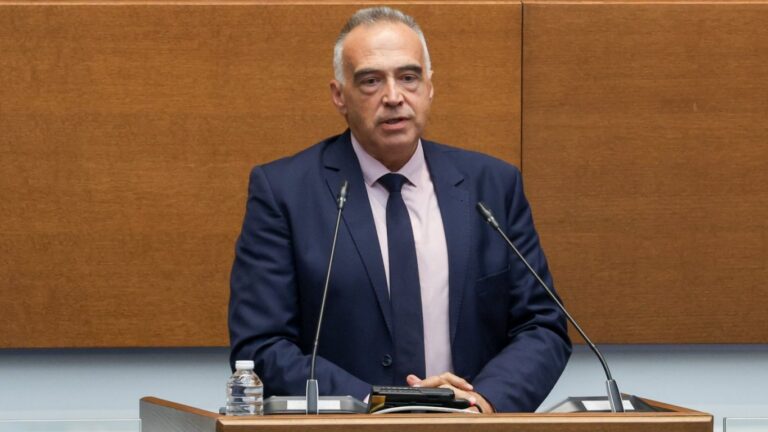 Искри в пленарната зала: Първи сблъсък в 52-рото Народно събрание