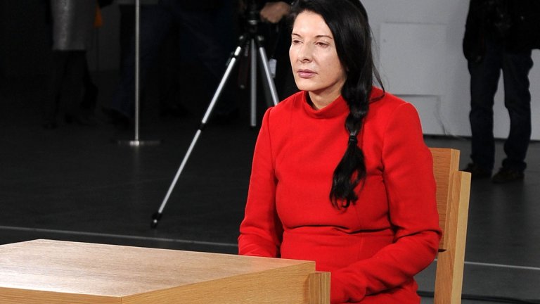 Отвъд екрана: Марина Абрамович лекува духа с кристали и кости в сърцето на Венеция