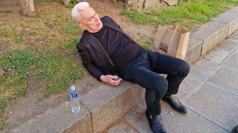 Смущаваща гледка в центъра на столицата: Волен Сидеров привлече вниманието на минувачи