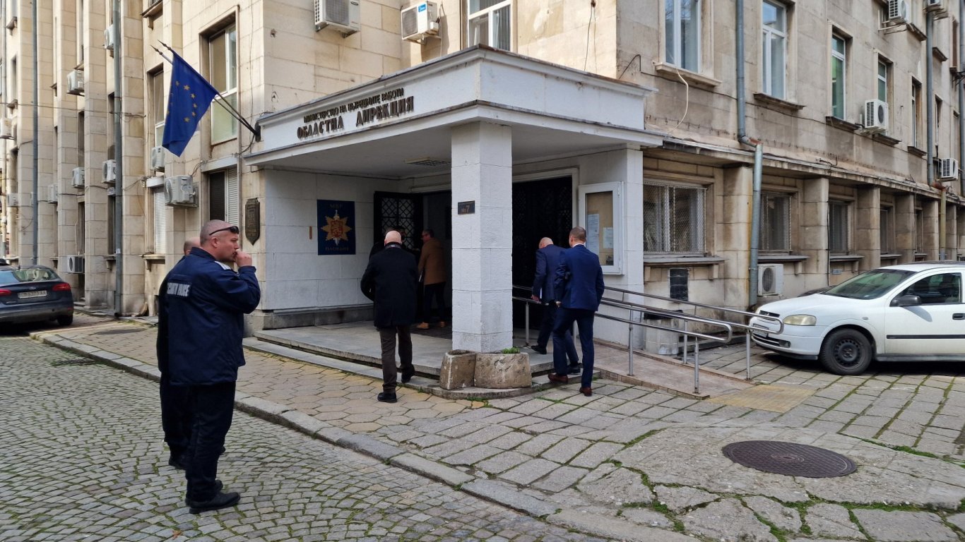 Схемата за „изчезването“ на 47 камиона пропадна: Полицията в Пловдив удари по мащабна измама 1 https://netnews.bg/wp-content/uploads/2026/05/d181d185d0b5d0bcd0b0d182d0b0-d0b7d0b0-d0b8d0b7d187d0b5d0b7d0b2d0b0d0bdd0b5d182d0be-d0bdd0b0-47-d0bad0b0d0bcd0b8d0bed0bdd0b0-u2XS.jpg схемата за „изчезването“ на 47 камиона пропадна: полицията в пловдив удари по мащабна измама