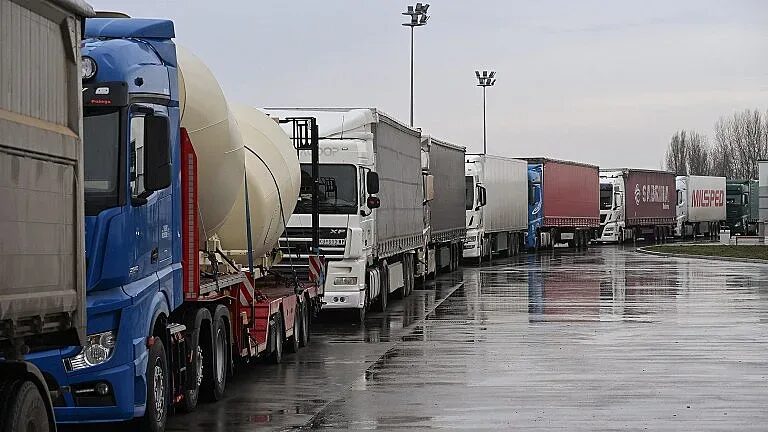 Транспортният сектор пред колапс: Превозвачите вдигат мерник на държавата