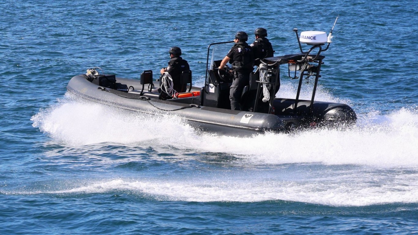 Крах на морски трафик край Синеморец: Турски гражданин хванат с 15 мигранти 1 https://netnews.bg/wp-content/uploads/2026/05/krah-na-morski-trafik-kraj-sinemorecz-turski-grazhdanin-hvanat-s-15-migranti-w8ct.jpg крах на морски трафик край синеморец: турски гражданин хванат с 15 мигранти