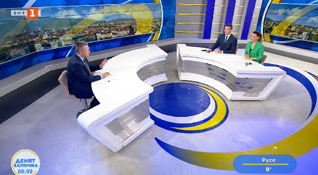 Естетически дисонанс в ефир: Янаки Стоилов посъветва БНТ да смени синьо-жълтия декор